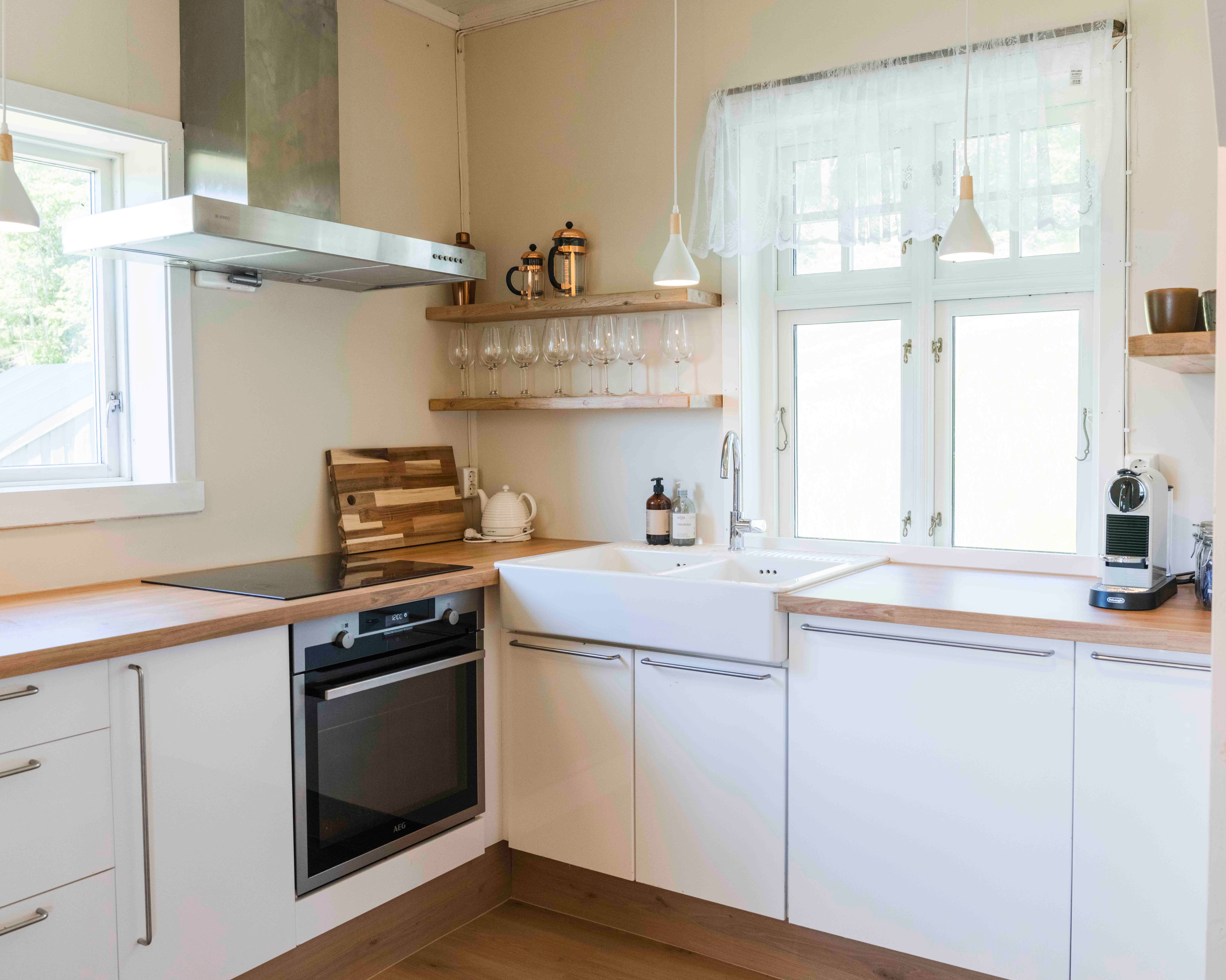 Moderne og lyst kjøkken med norske kvalitetsdetaljar på Stigen Fjordlodge.