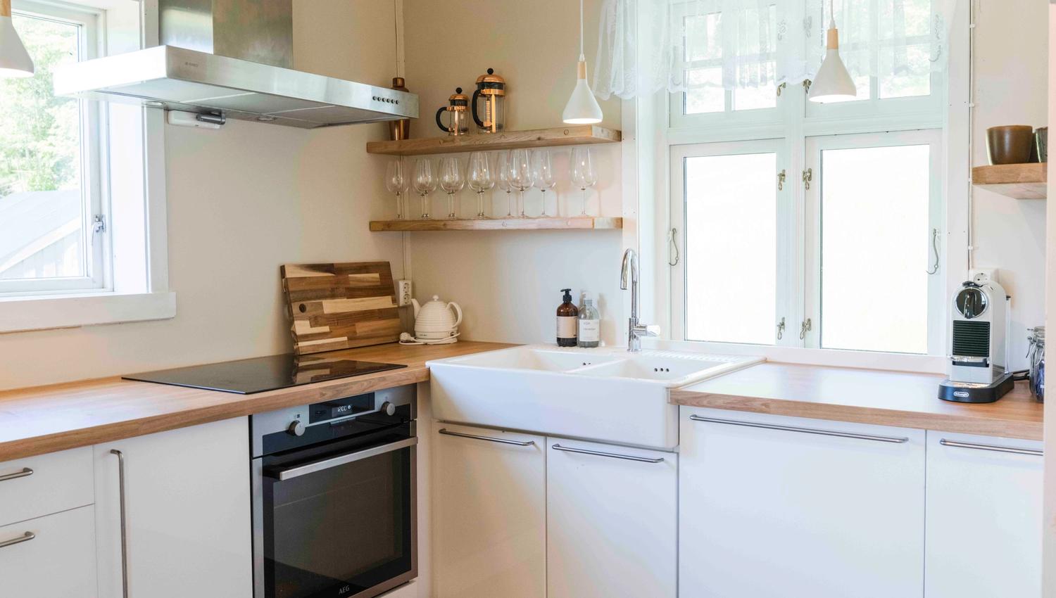 Moderne og lyst kjøkken med norske kvalitetsdetaljar på Stigen Fjordlodge.