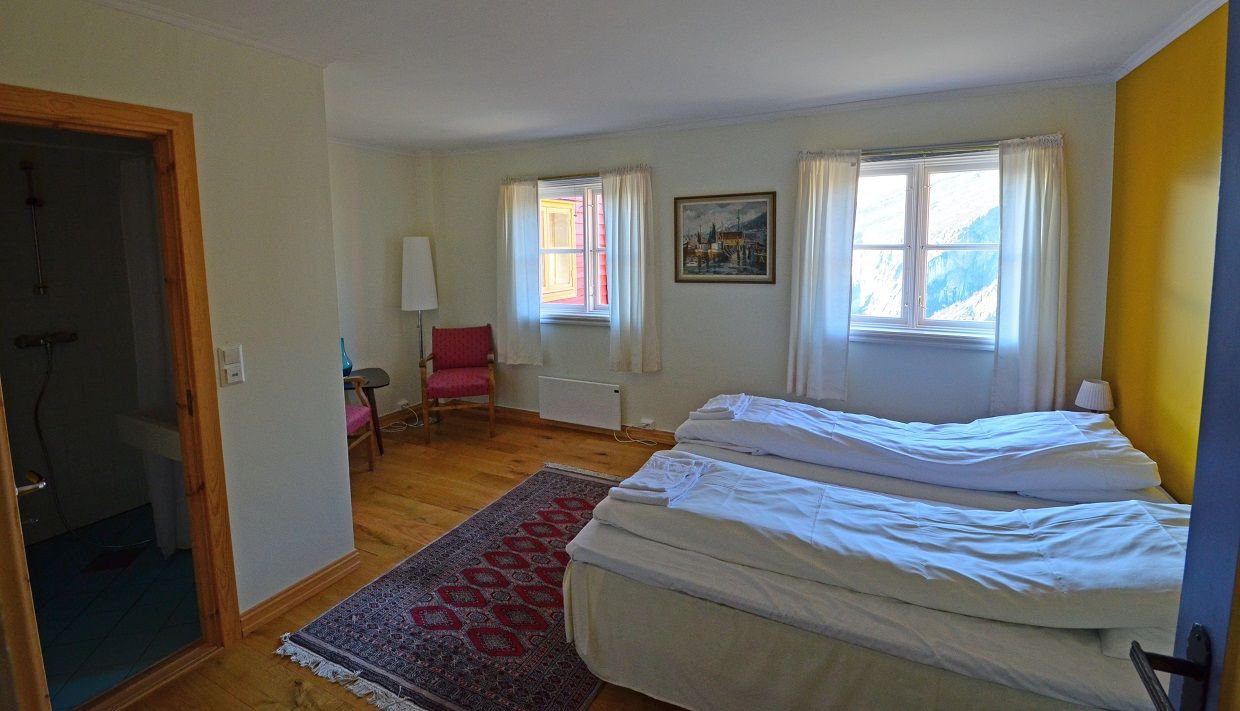 Et dobbeltrom med gule og hvite vegger.