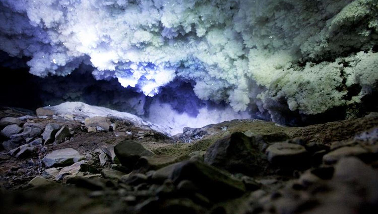 Bilde av de unike formasjonene inni i isgrotten