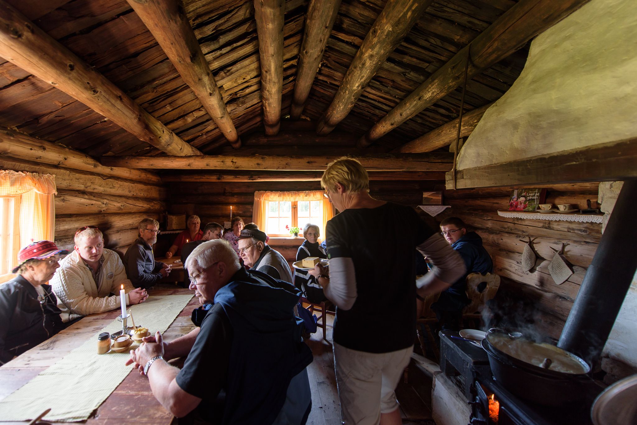 Inne i et av husene på Kittilbu
