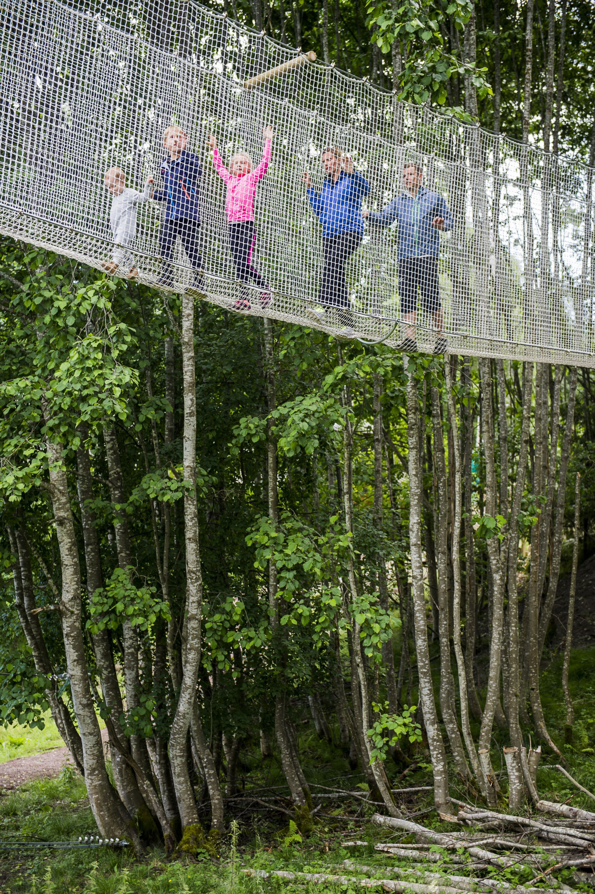 Fem stykker som klatrer i netting