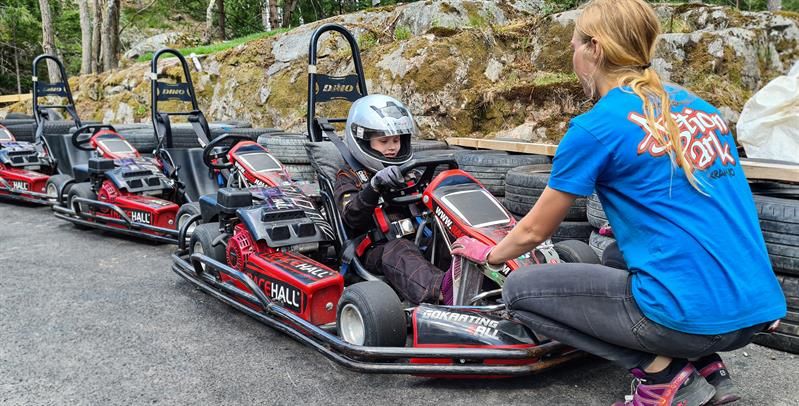 Klar til å kjøre gokart, med instruksjoner fra ansatt hos Kragerø Action Park