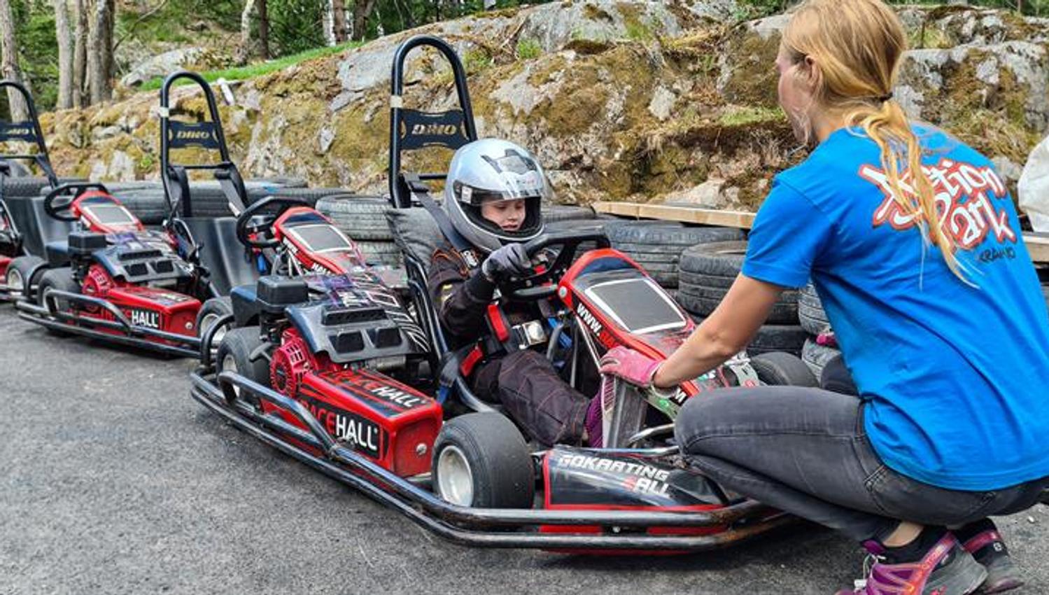 Klar til å kjøre gokart, med instruksjoner fra ansatt hos Kragerø Action Park