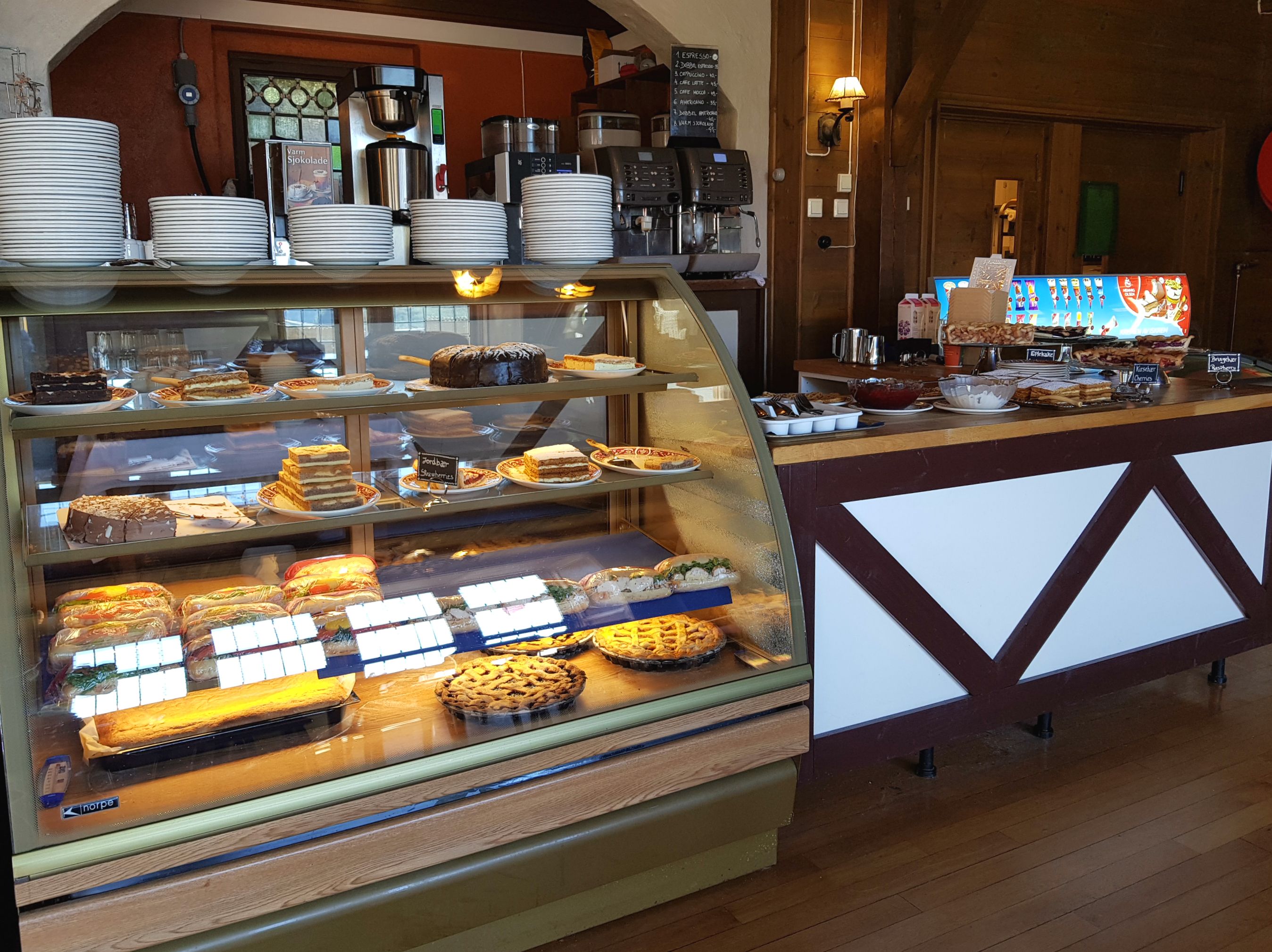 Disken i kafeteriaen, med ulike kaker på utstilling.