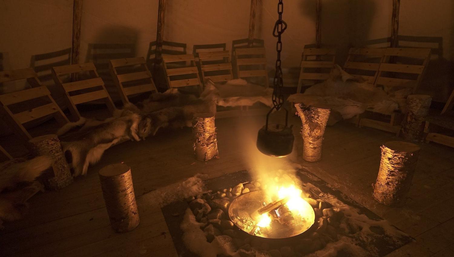 Bål inne i lavvo på North Experience