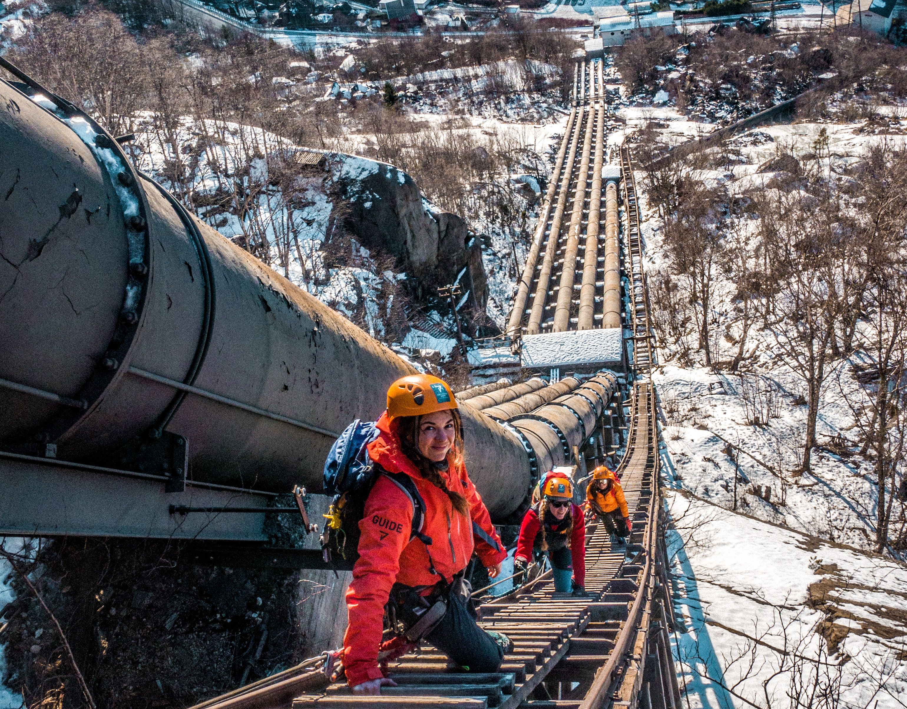 Vintertur på Via Ferrata Tyssedal langs røyrgata med guide.