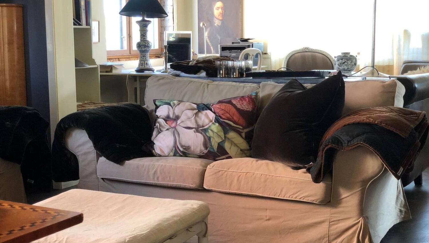 Sofaen i stuen med pynteputer