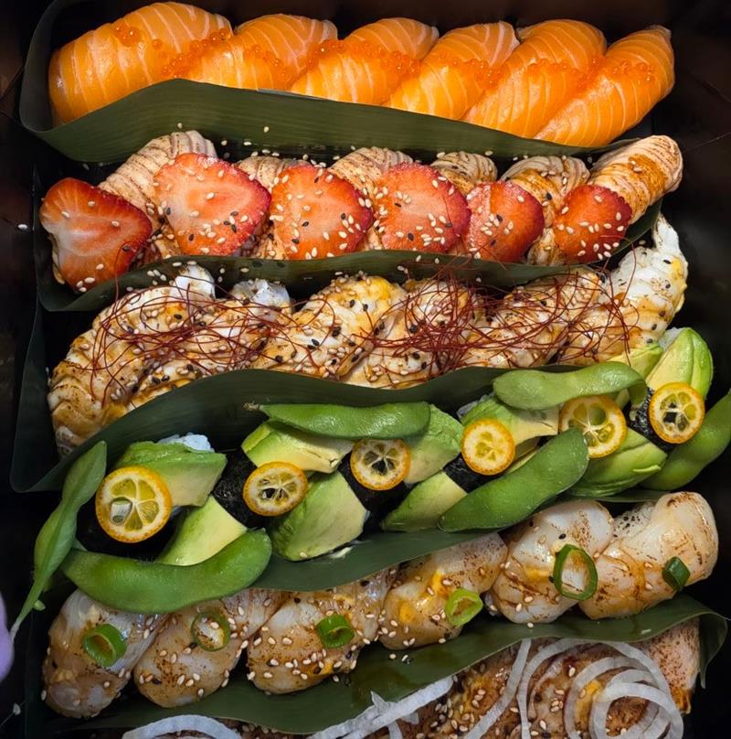 Sushi lagt opp lekker i mønster på ett fat
