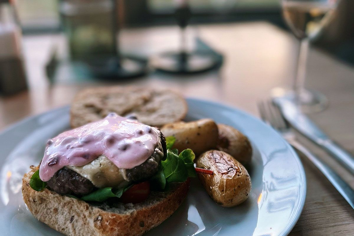 En tallerken med mat