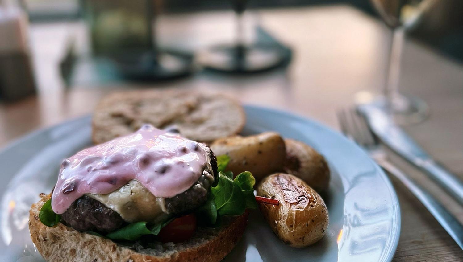 En tallerken med mat