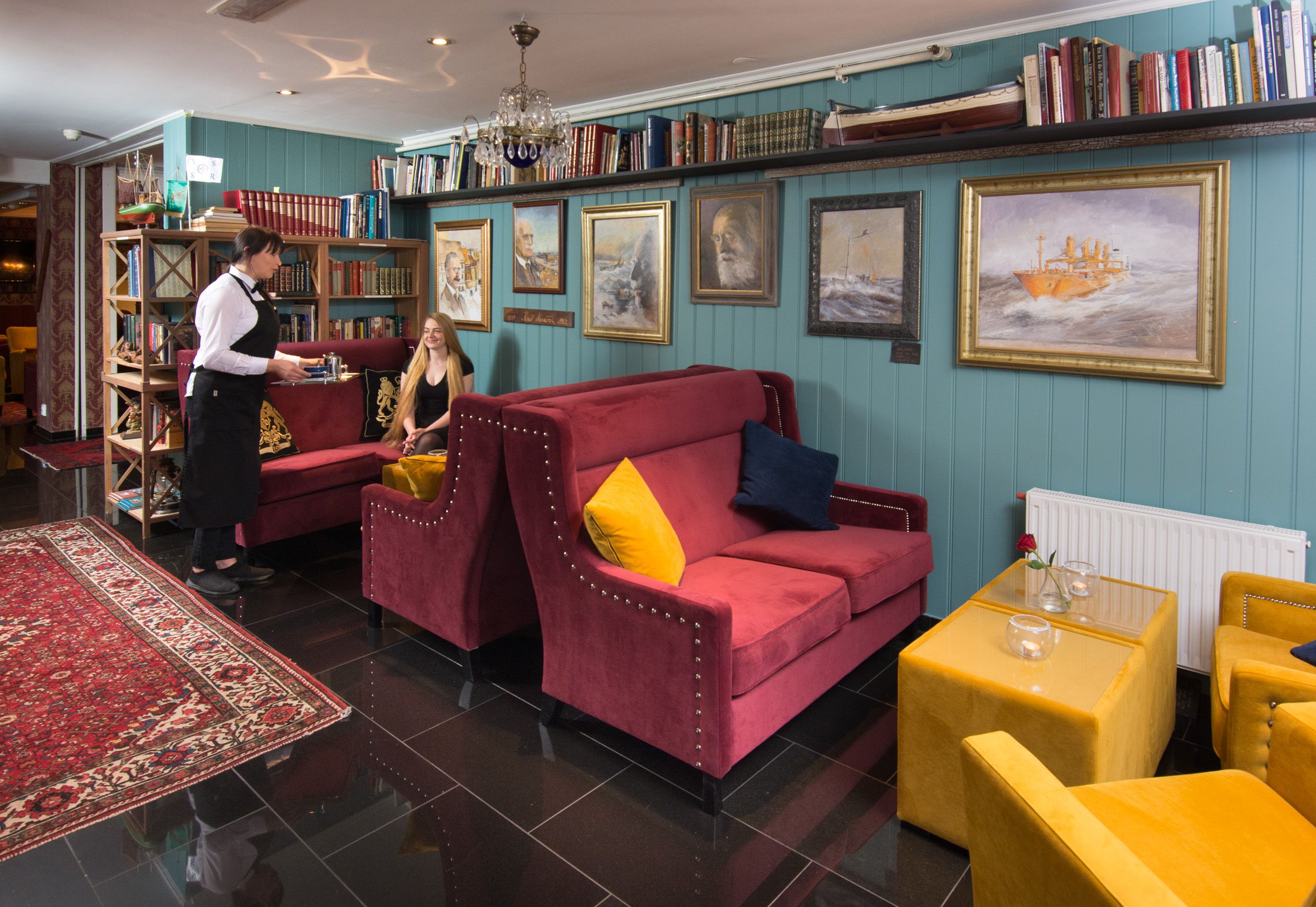 hotellgjest får servert noe å drikke i hotelloungen