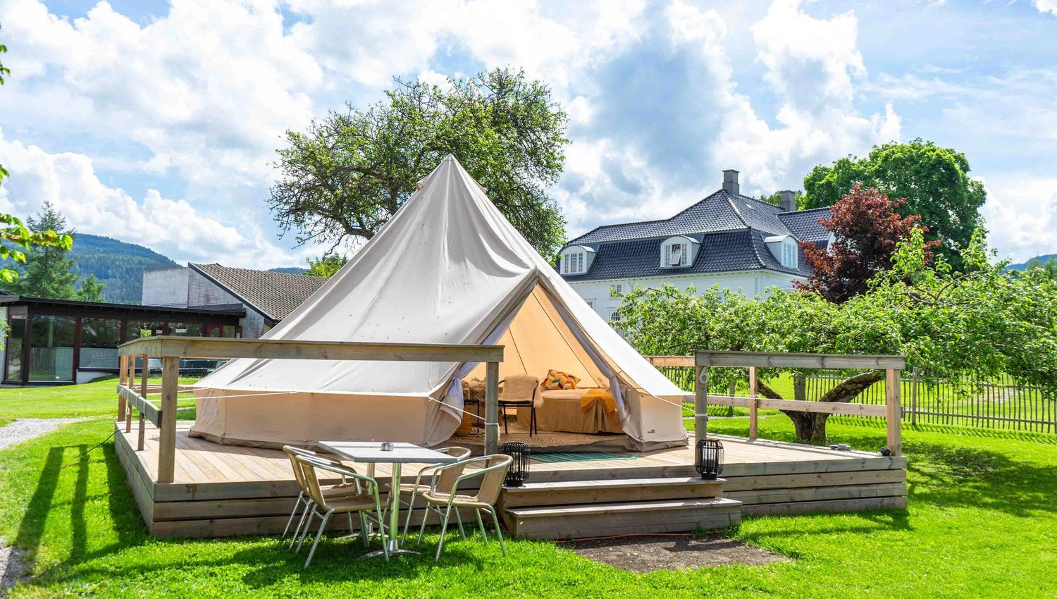Glamping på Thorbjørnrud Hotell - Telt på en solskinnsdag