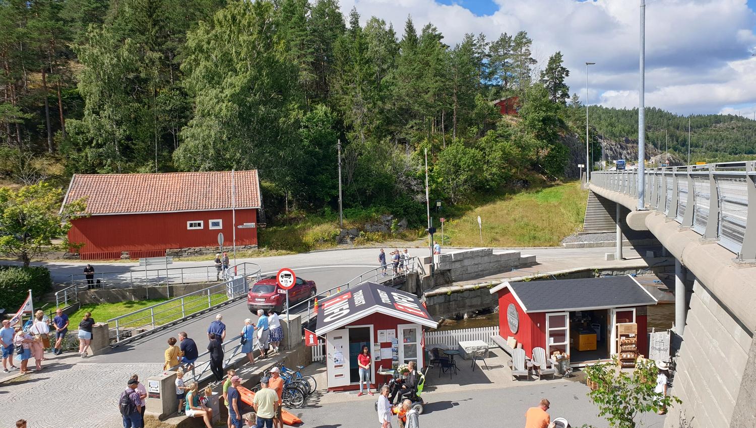 Turistinformasjonen med folkelivet rundt bua sett fra oven
