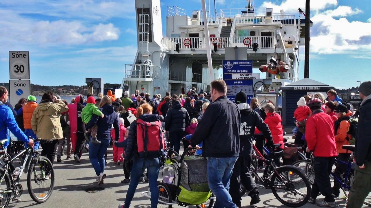 Folk strømmer til ferga