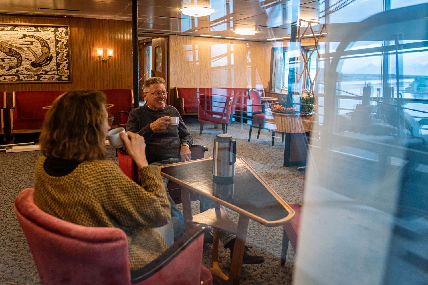 Voksne nyter en kopp kaffe på MS Finnmarken