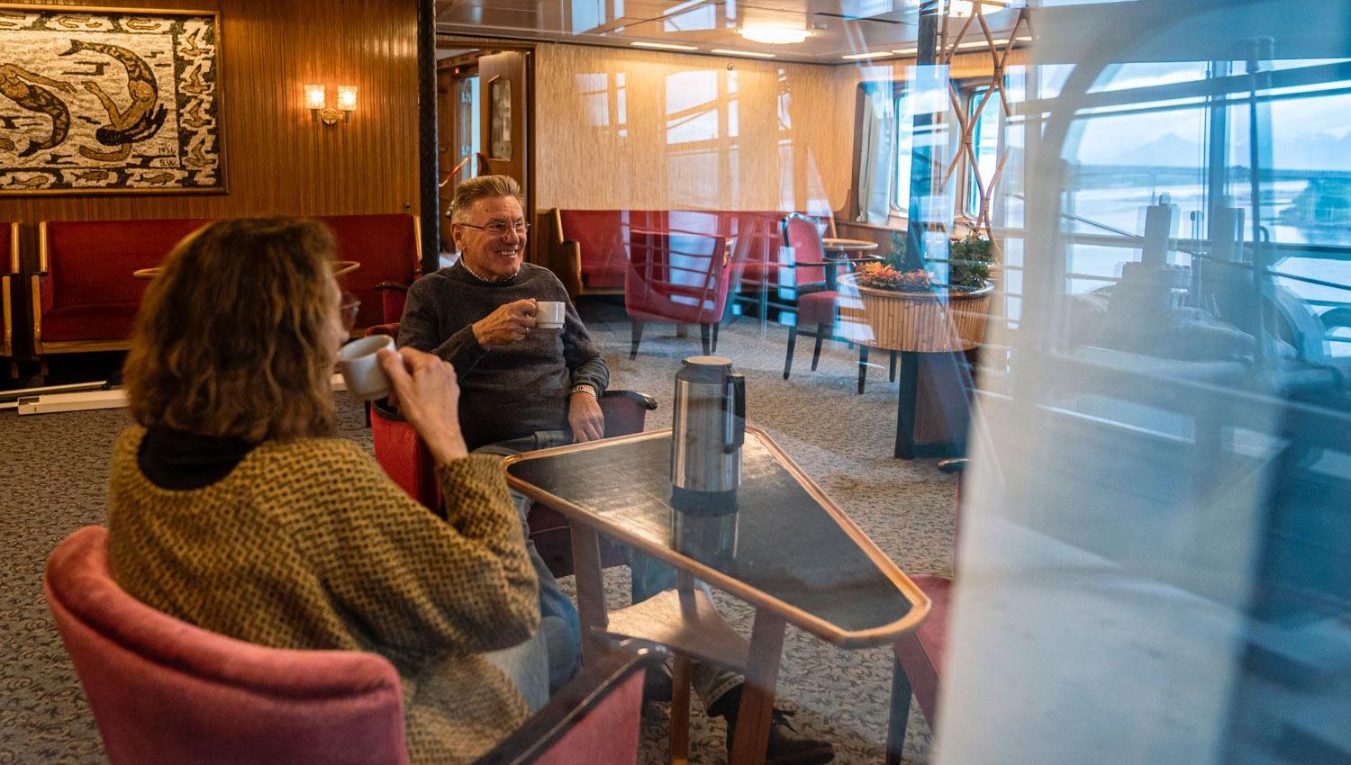 Voksne nyter en kopp kaffe på MS Finnmarken