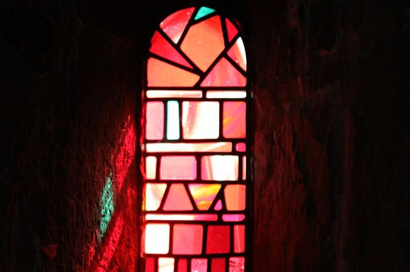 Stemningsfullt lys fra vinduene i Gamle Aker kirke