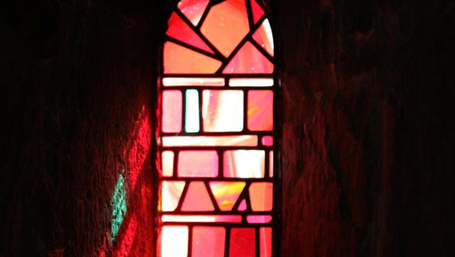 Stemningsfullt lys fra vinduene i Gamle Aker kirke