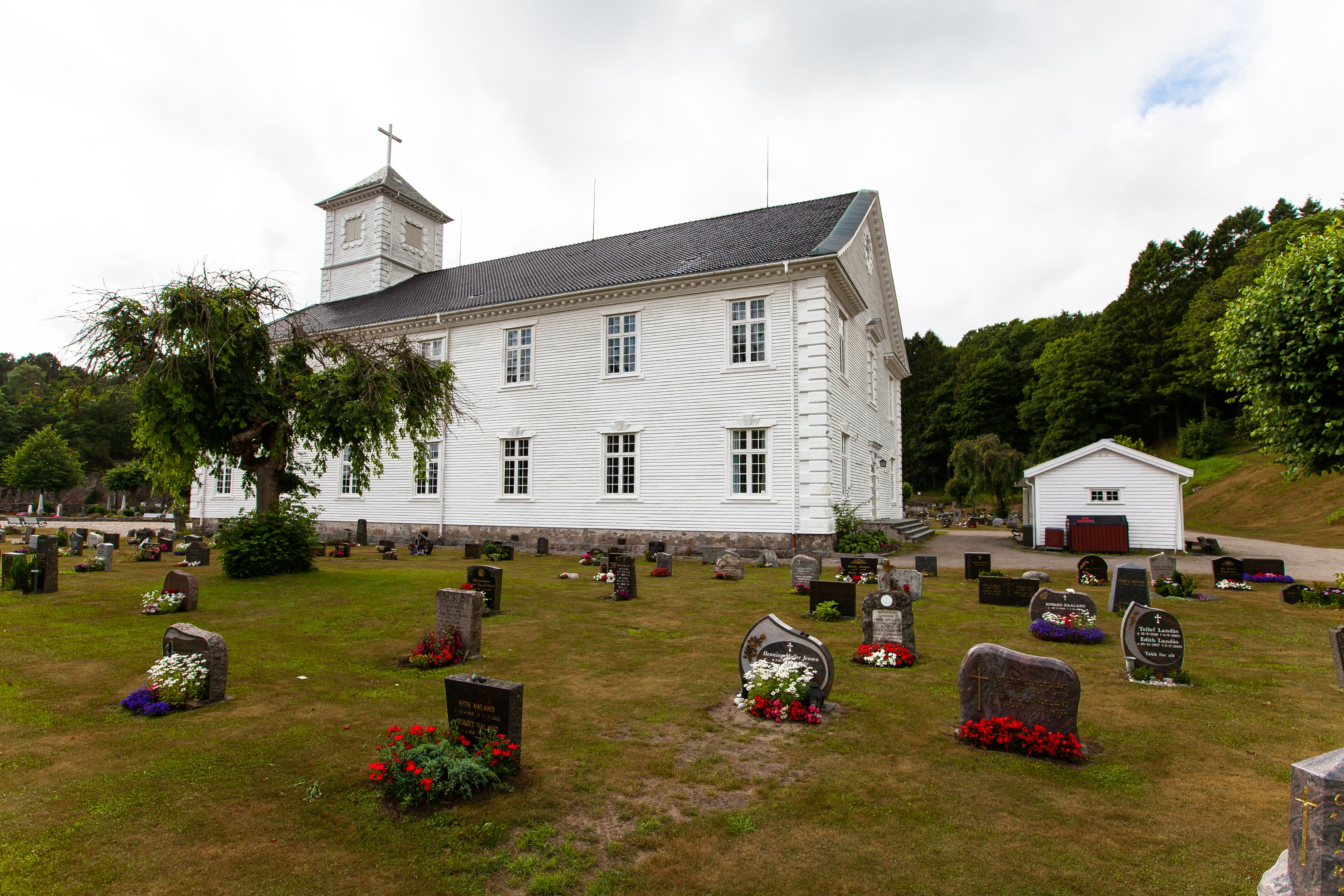 Mandal Kirke med gravplass