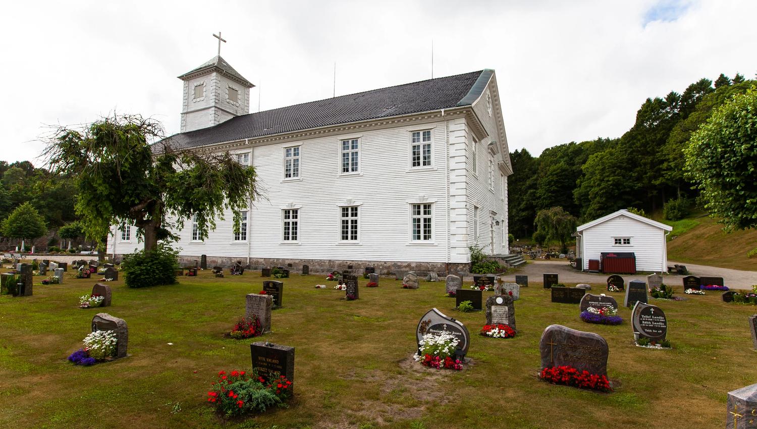 Mandal Kirke med gravplass