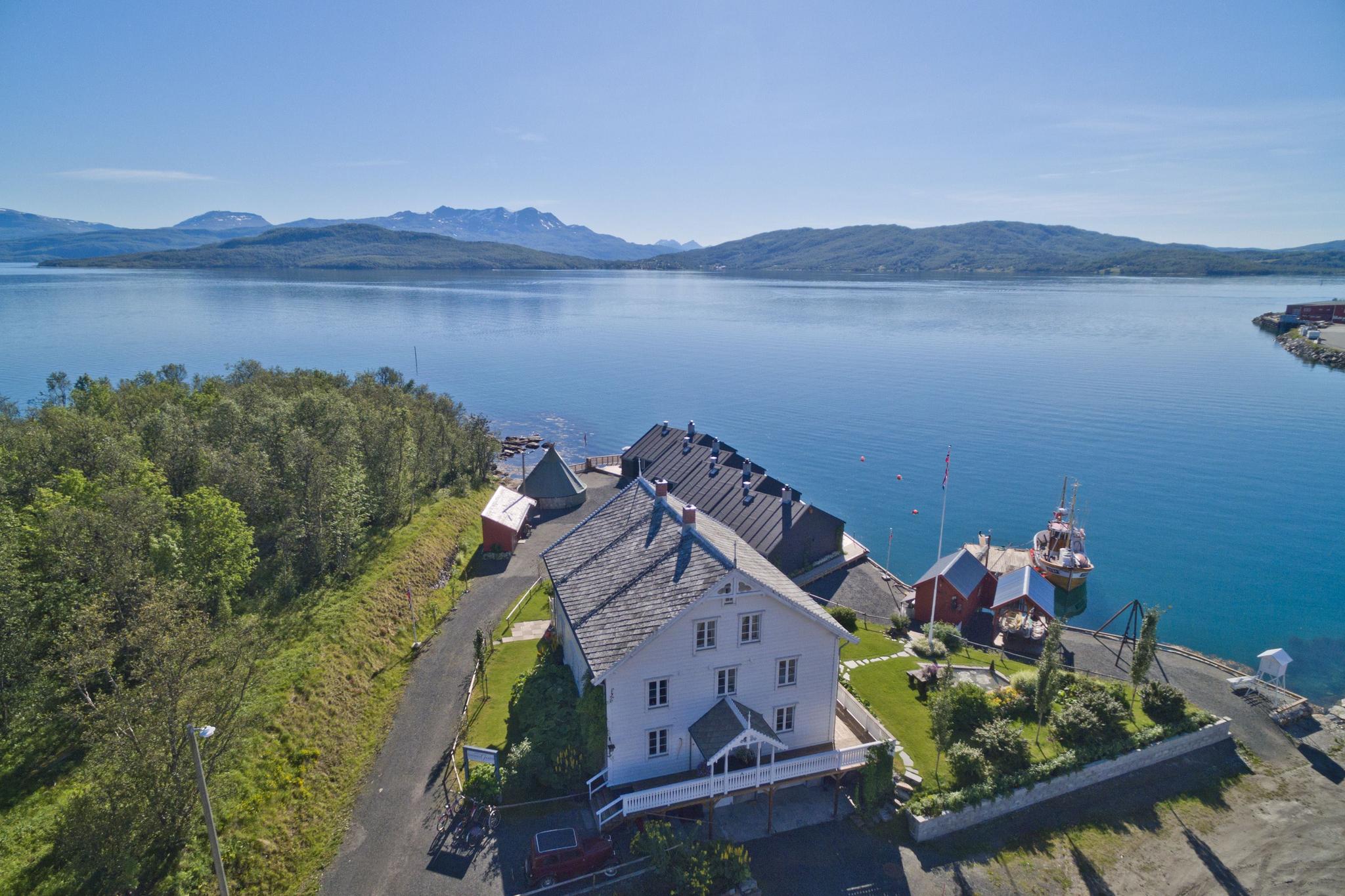 fugleperspektiv sett fra land av Finsnes Gaard