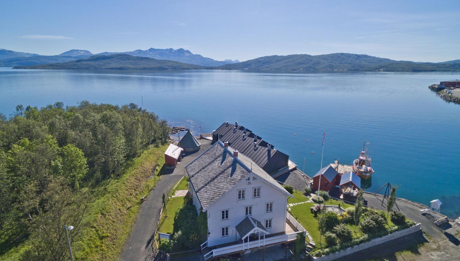fugleperspektiv sett fra land av Finsnes Gaard