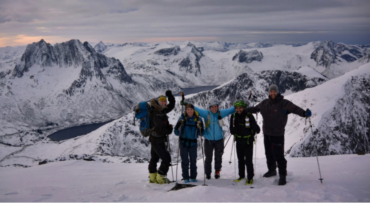 Gjester poserer på fjelltopp