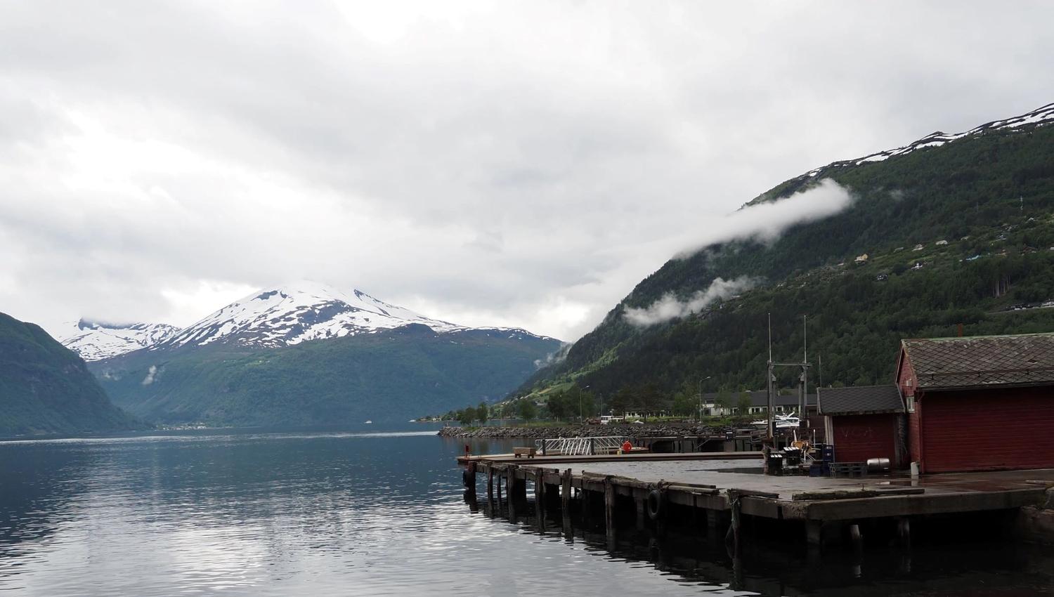 Fjorden ved Valldal sett frå sjøkanten