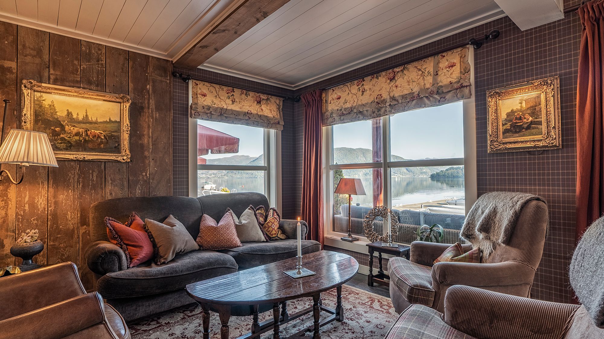 Stue med fjordutsikt ved Angvik Gamle Handelssted by Classic Norway