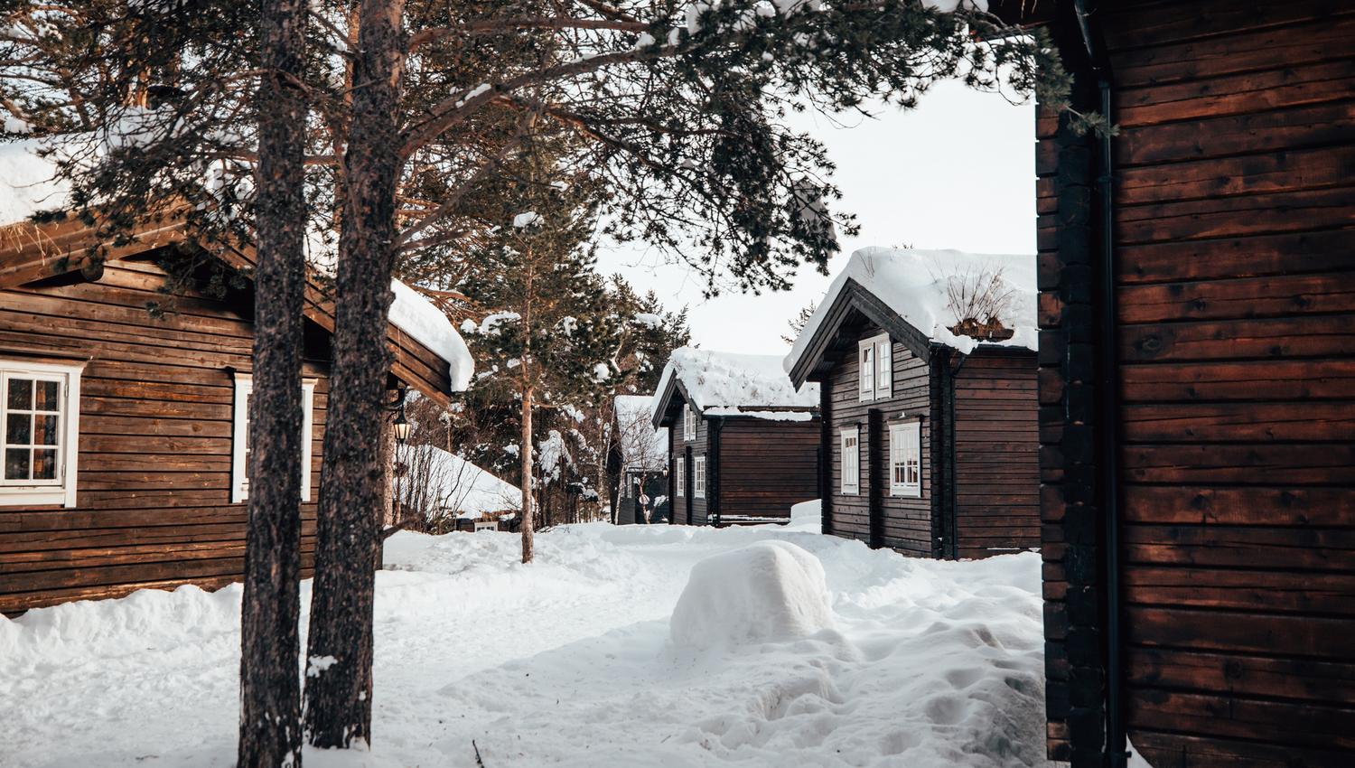Hytte liggende på Bardøla området og taket dekket med snø