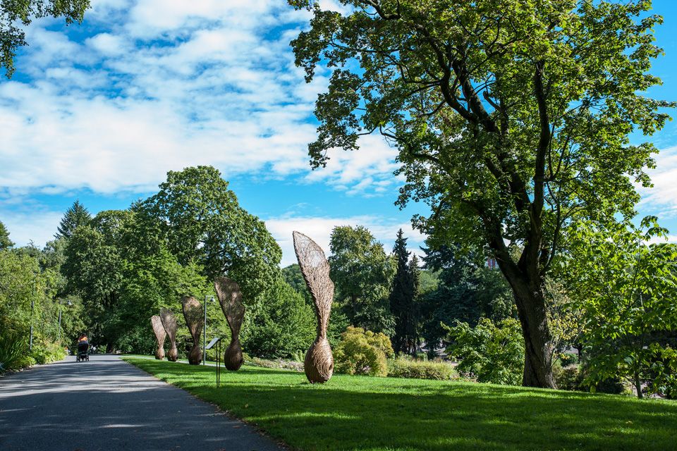 Skulpturer langs stien.