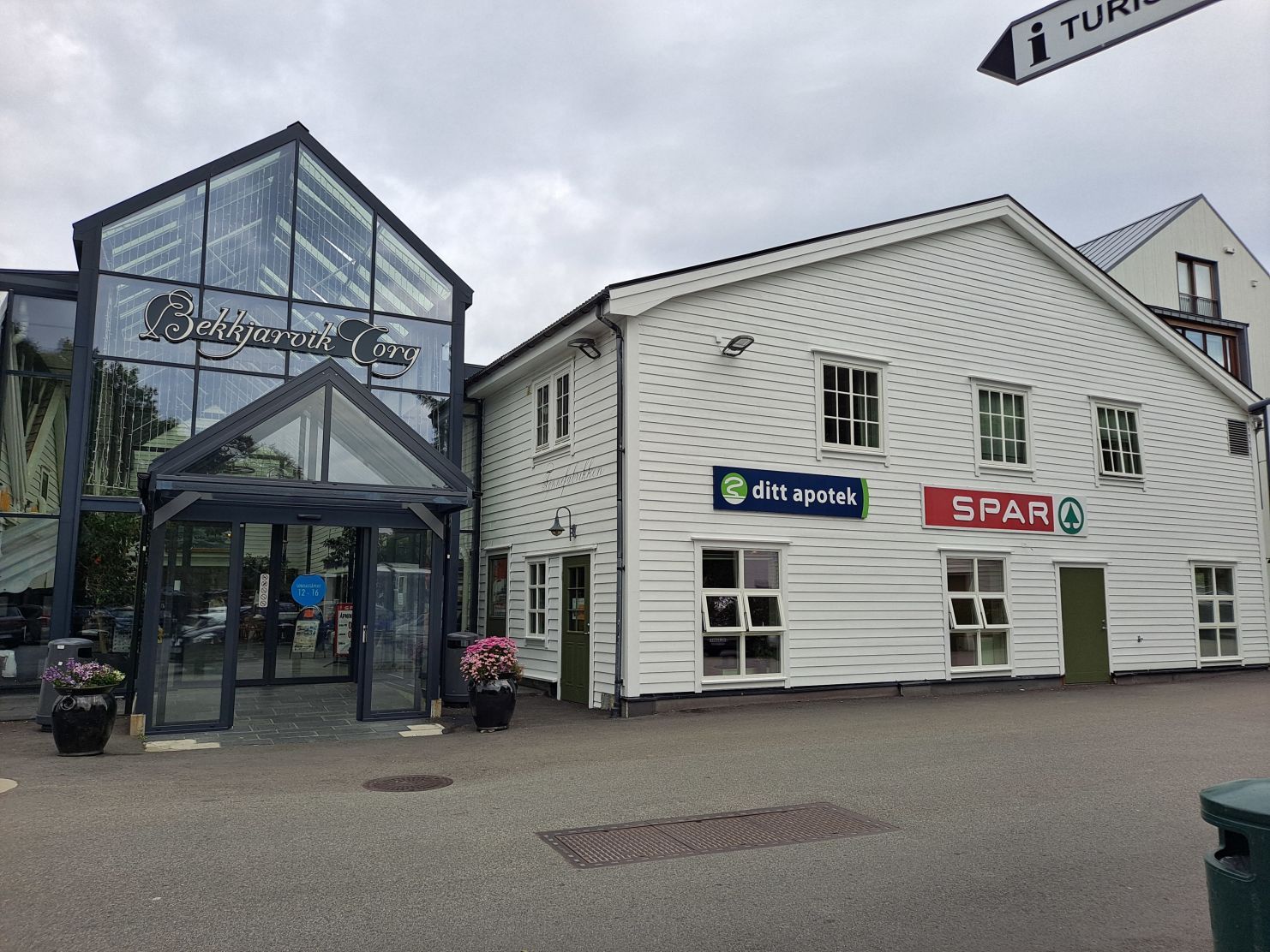 Om sommaren er det turistinformasjon i Bekkjarvik Torg, Bekkjarvik.