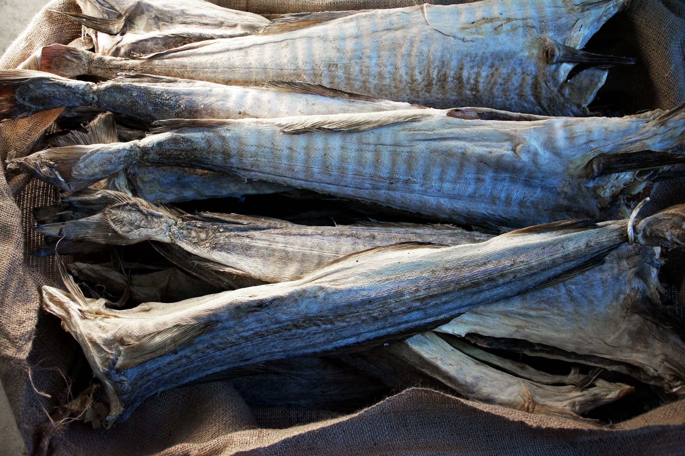 Tørrfisken pakkes og sendes