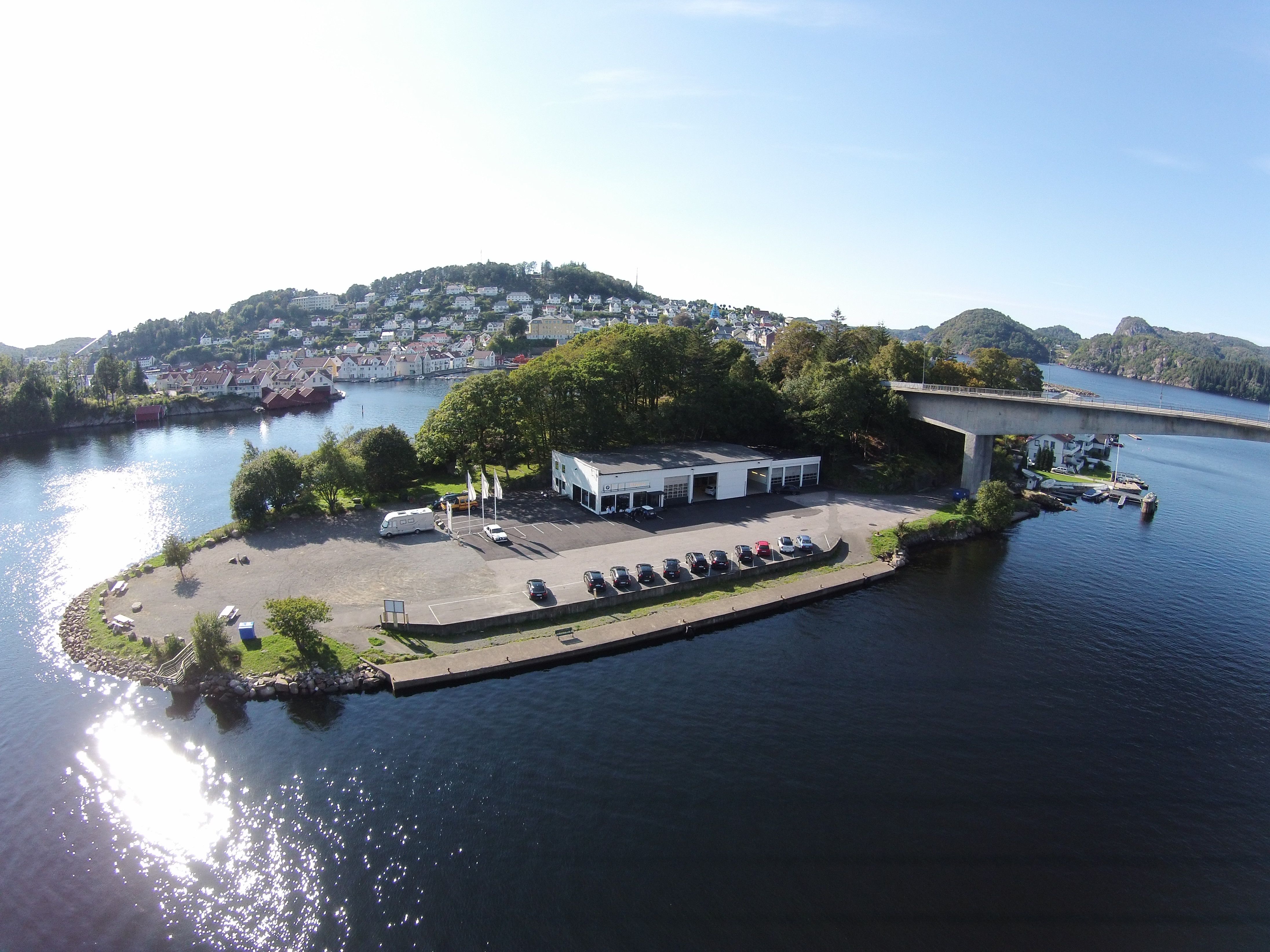 Farsund bobilcamp ligger på Farøy i nærheten til sjøen og byen.