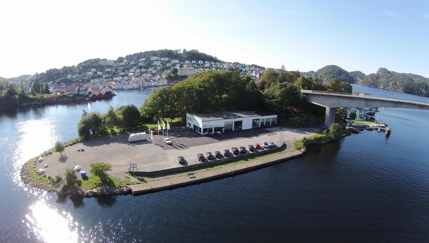 Farsund bobilcamp ligger på Farøy i nærheten til sjøen og byen.