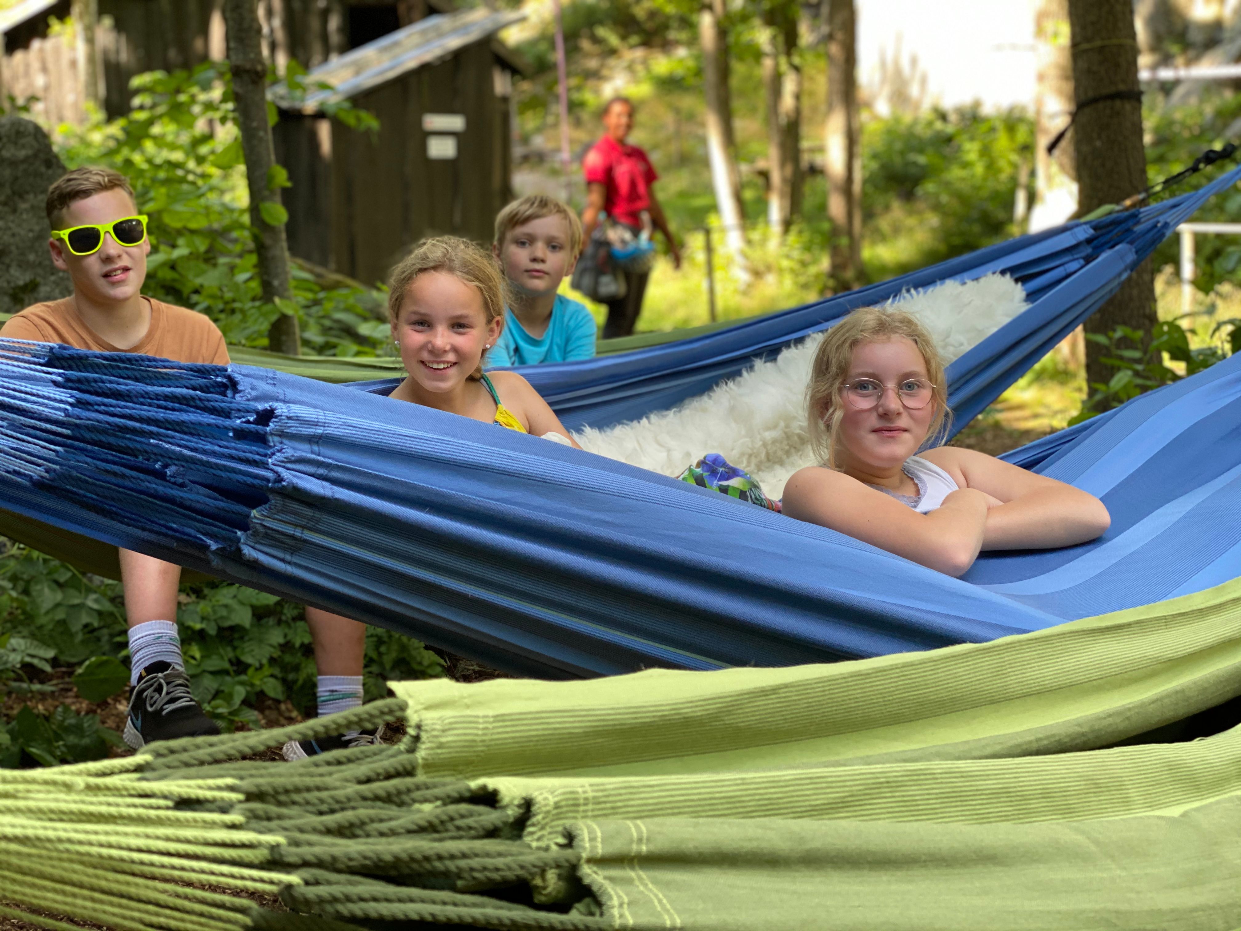 En familie overnatter i hengekøyer