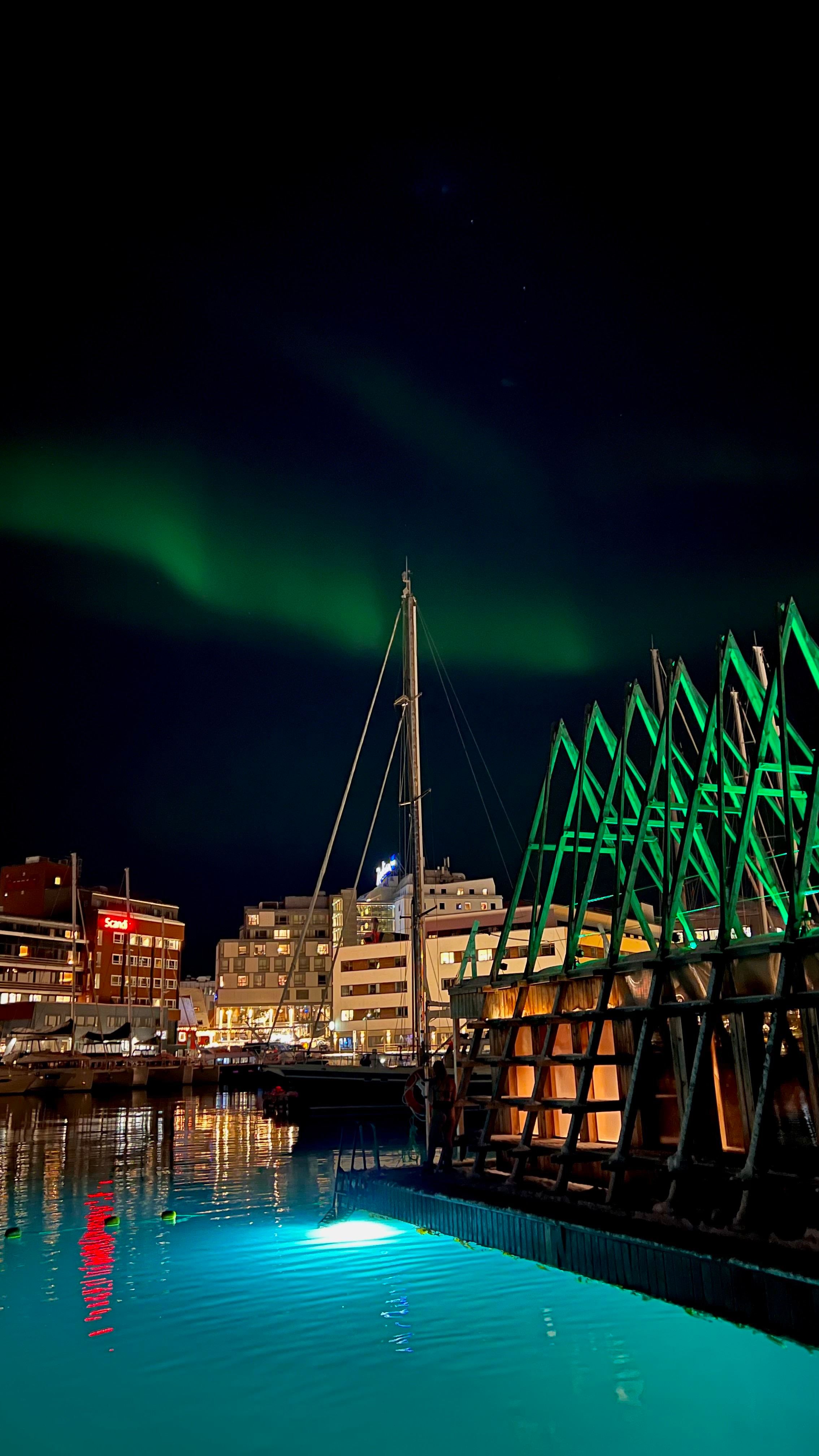 Nordlys over havnebassenget