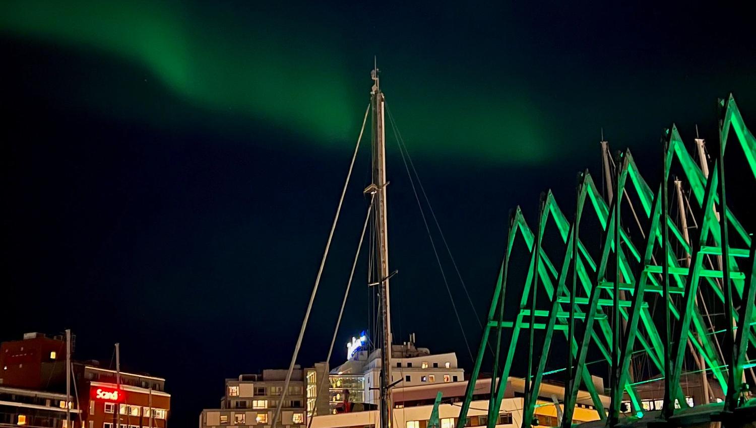 Nordlys over havnebassenget