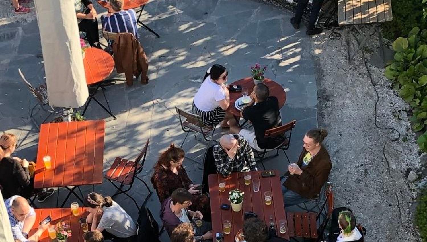 Folk som sitter terrassen