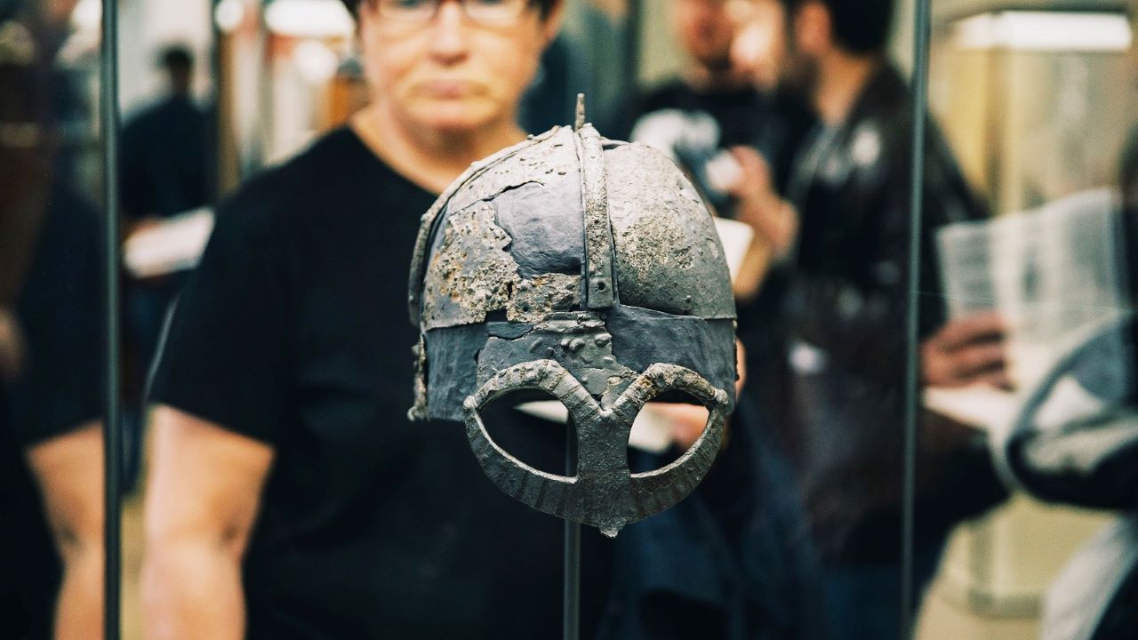 Detail photo of the Gjermundbu helmet from the "Vikingr" exhibition.