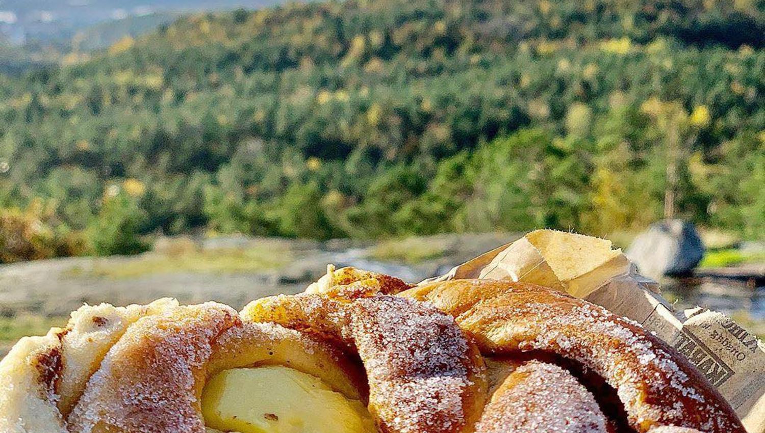 "Kaneldrøm" kanelbolle med gul krem