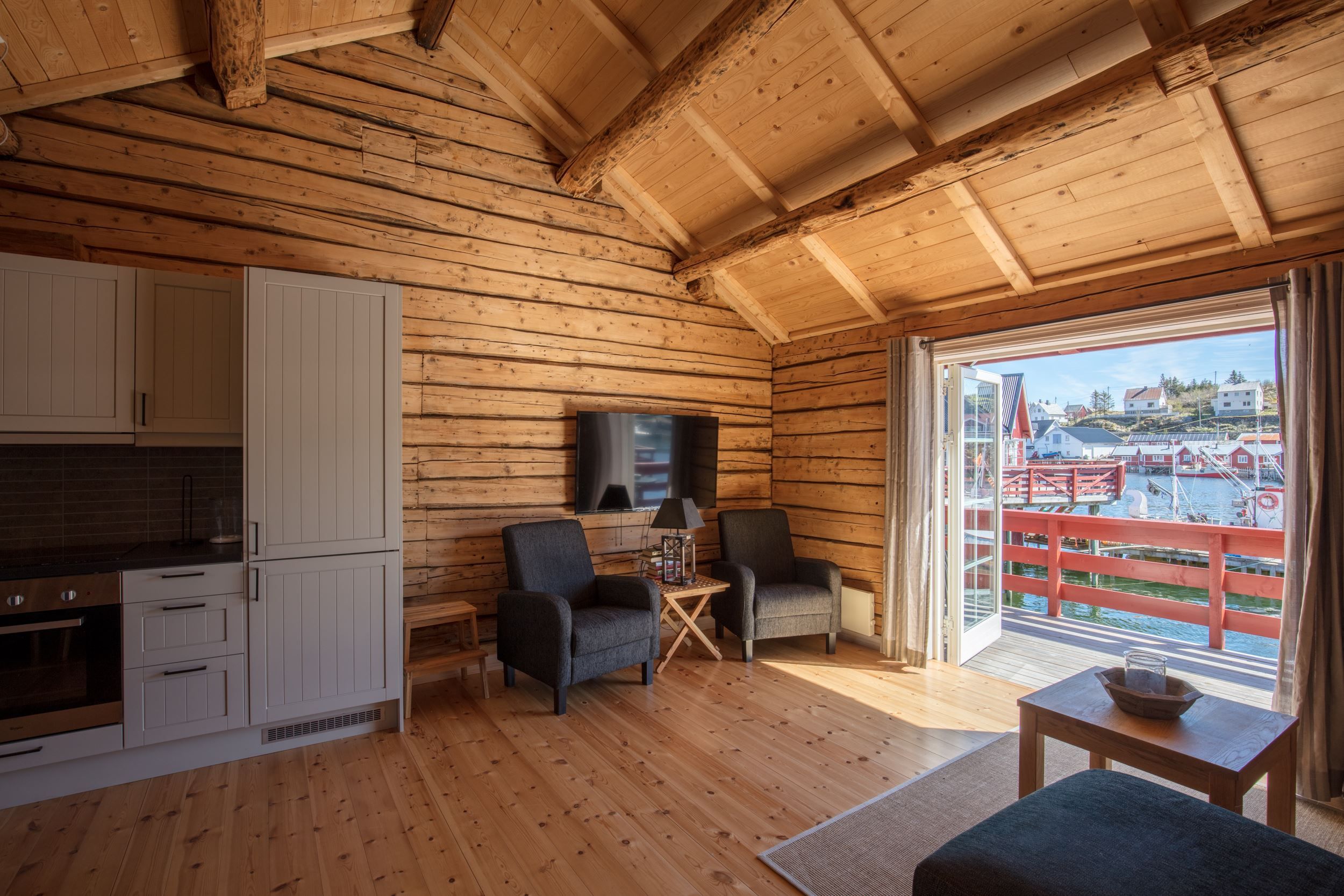 Kjøkken og stue i en av rorbuene på Lofoten Rorbuhotell