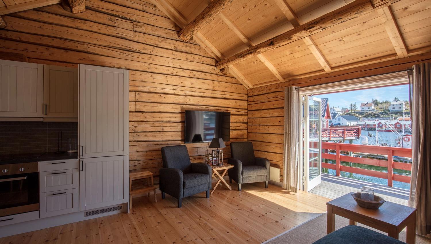 Kjøkken og stue i en av rorbuene på Lofoten Rorbuhotell