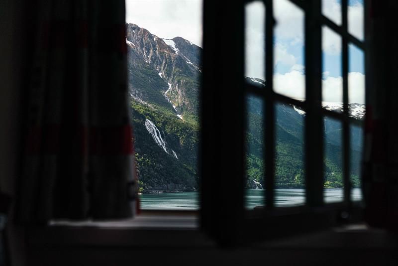 Utsikt fra et rom på Tyssedal Hotel i Hardanger, med spektakulær utsikt over fjord og fjell.