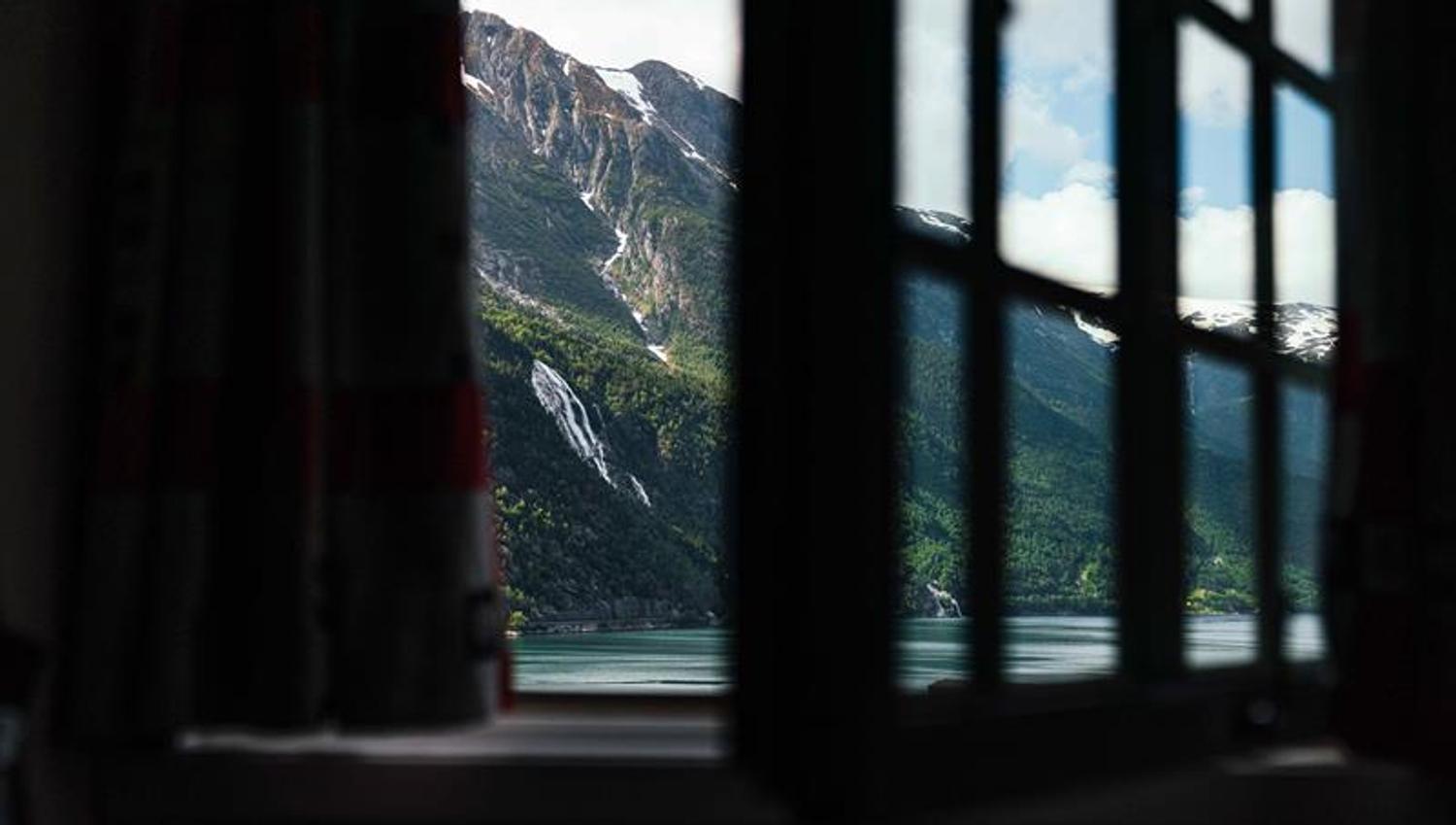 Utsikt fra et rom på Tyssedal Hotel i Hardanger, med spektakulær utsikt over fjord og fjell.
