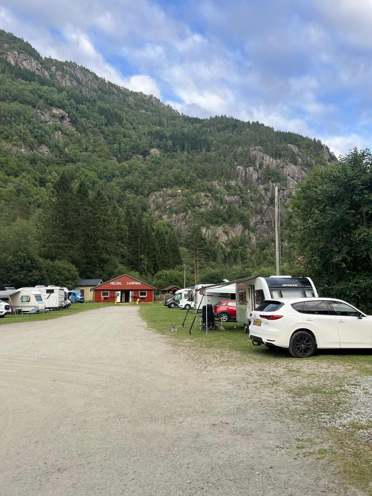 Bubilar og campingvogner parkerte ved resepsjonen på Hildal Camping i Hardanger.
