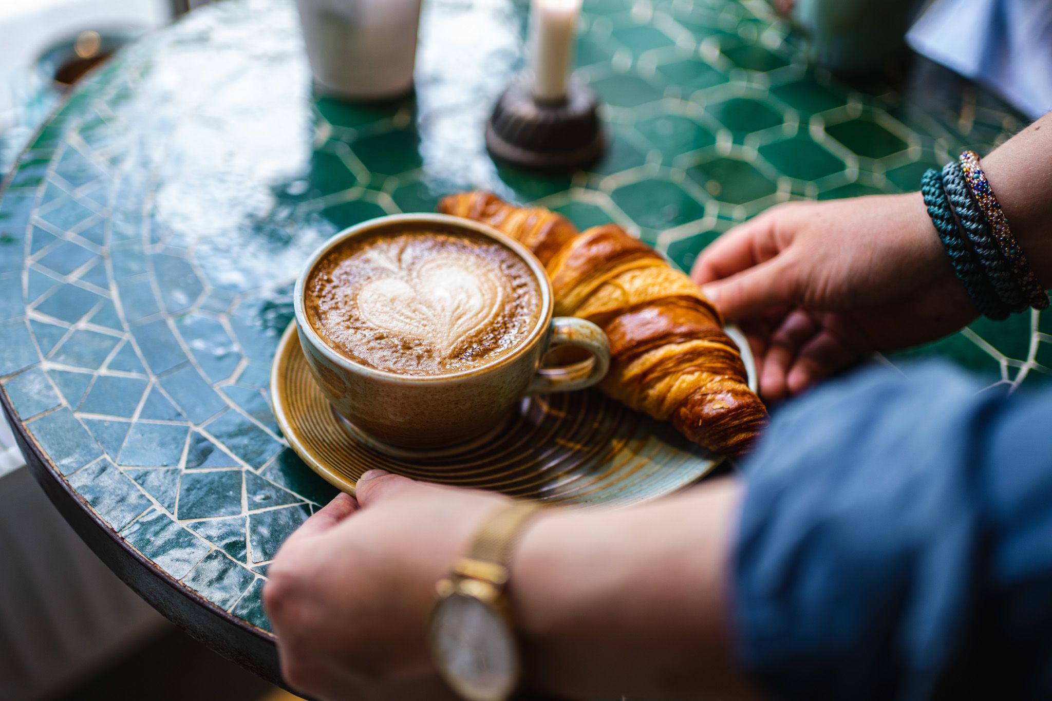 et brett med kaffe og en croissant