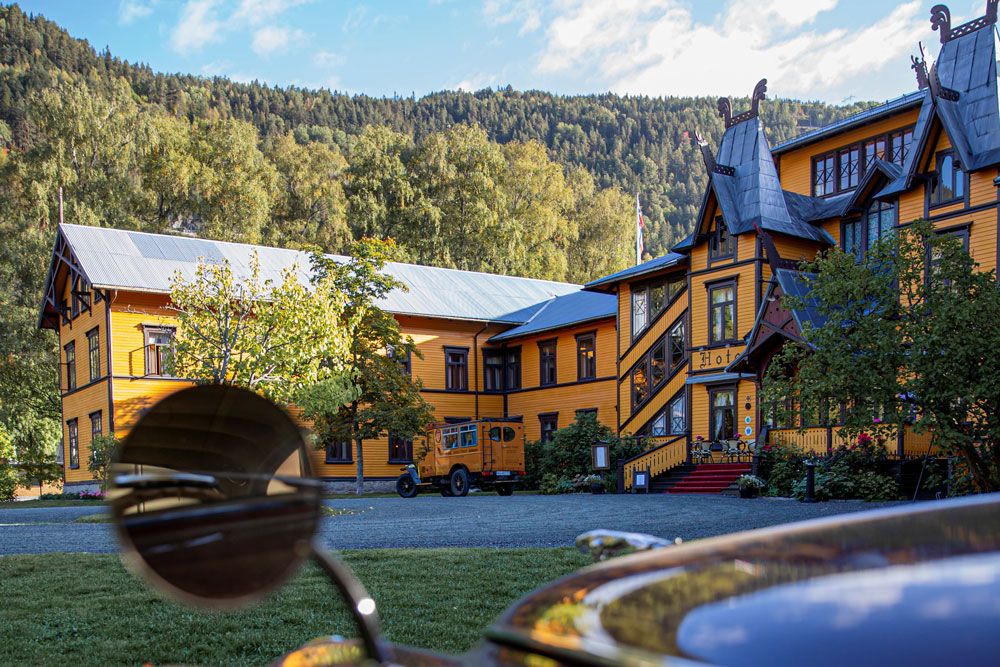 Entrance to Dalen Hotel seen from the vintage car