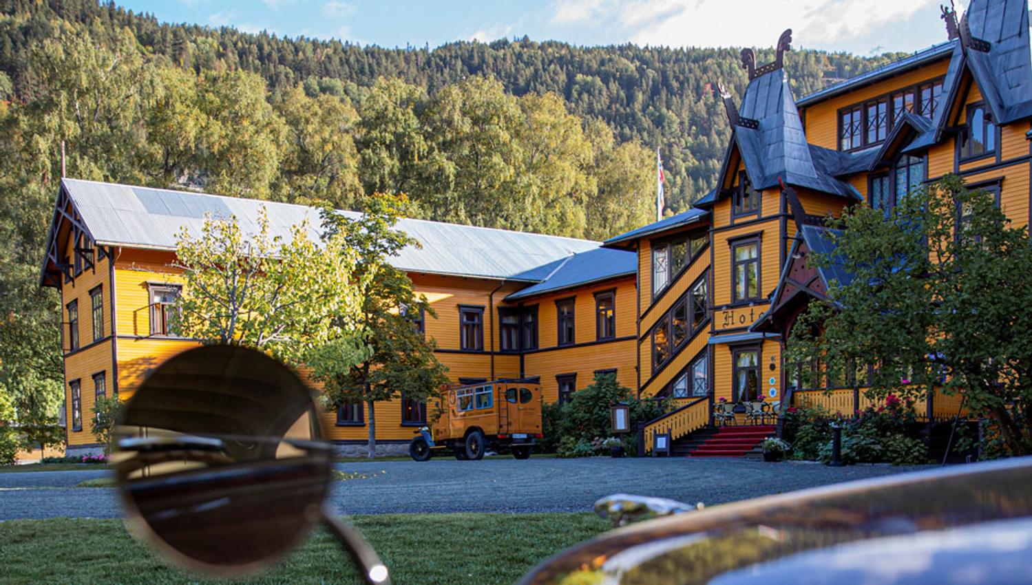 Entrance to Dalen Hotel seen from the vintage car